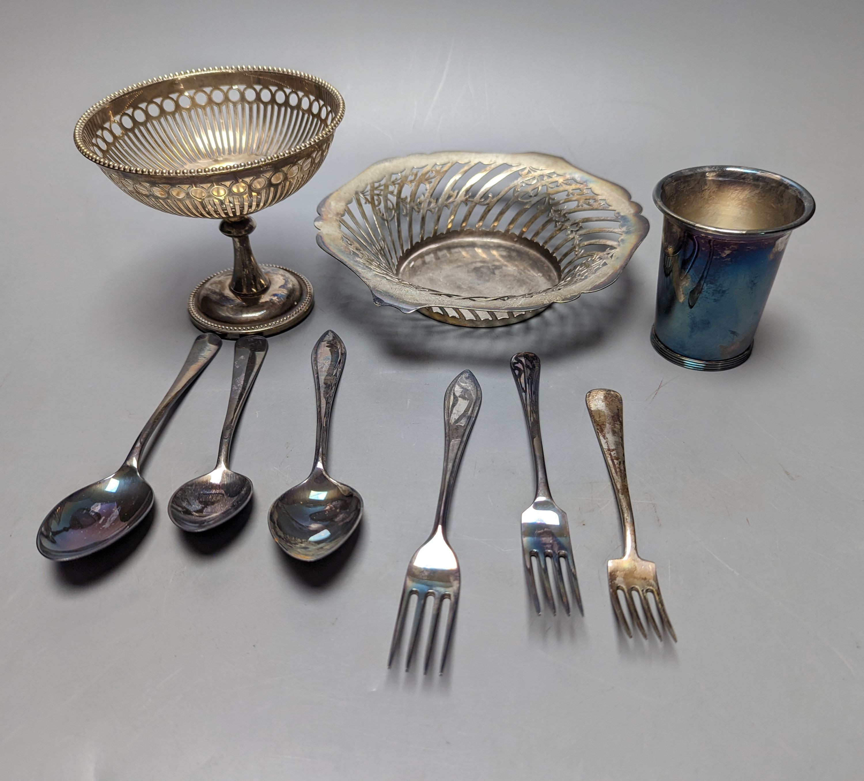 A George V pierced silver bowl, 18.1cm a Dutch white metal beaker and six items of Dutch white metal flatware, 12.5oz and a plated pedestal dish.